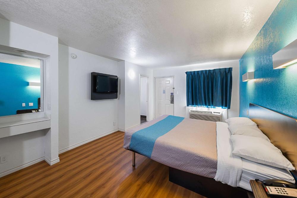 King Room - Non-Smoking interior